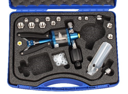 Sika Hydraulic Hand Test Pump, Type P700.3 blue, pressure medium: distilled water or hydraulic oil, measuring range -0....700 bar, complete set includes: service and transport case, 1m PA-hose 6x4mm, Y-connection, plug, manometer connection, hose connection, adapter set, seals set