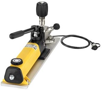 Pressure test pump, table top version - P700.T, range 0…700 bar, hydraulic, includes case and adapters